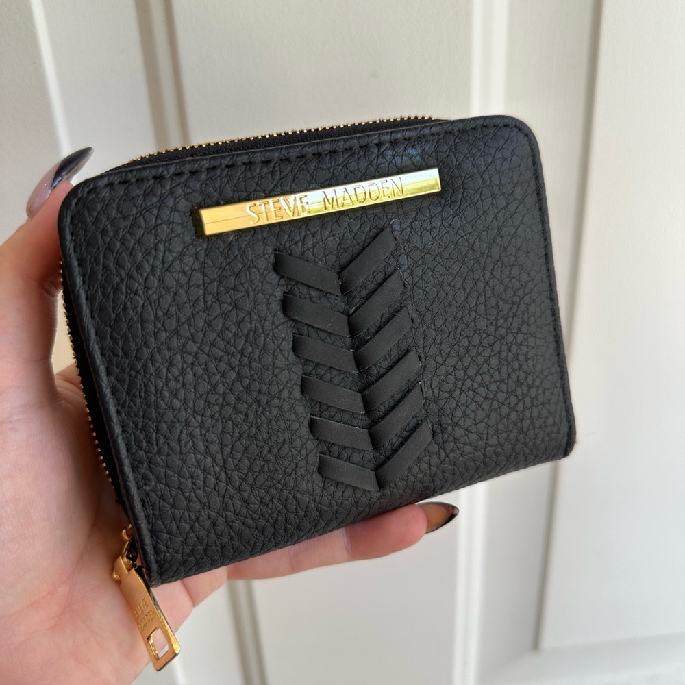 Steve Madden black mini zip wallet